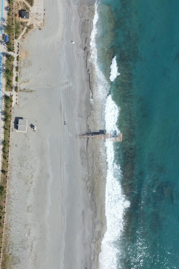 Kumsal ve turkuaz deniz tepeden